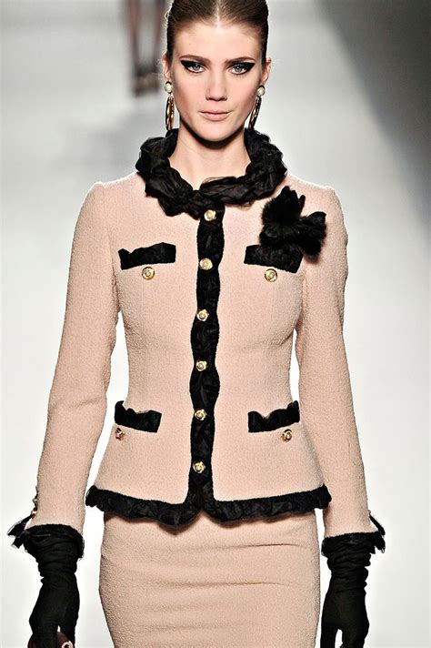 modifiche tailleur chanel|THE CHANEL SUIT REVISITED FALL.